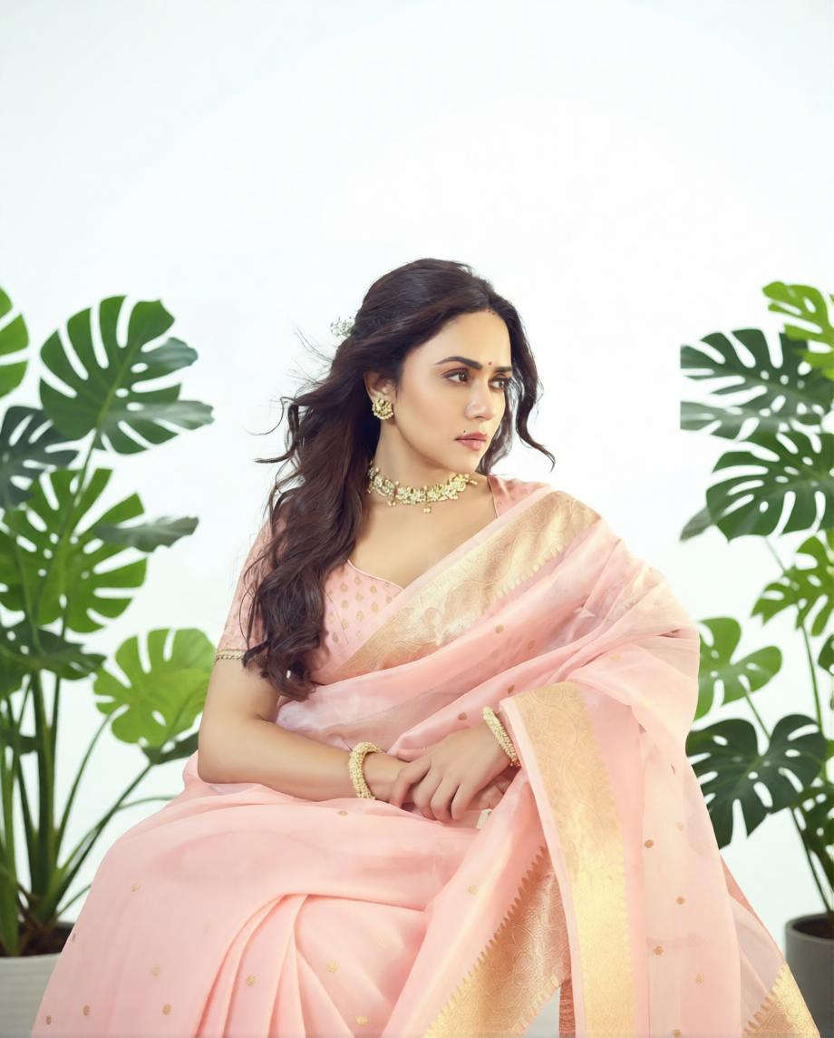 Well known marthi actress Amruta Khanwilkar wearing Pastel Banarasi Saree