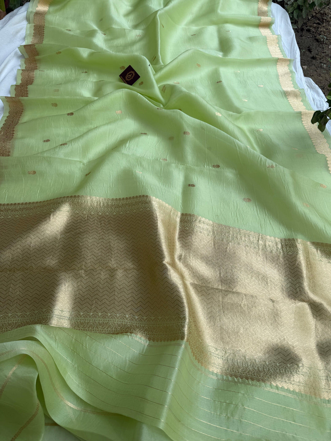 Buy Pure Banarasi Kora Silk Saree with Small Kadhwa Butis | Aura Benaras