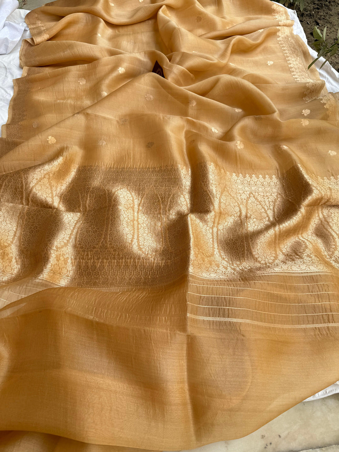 Pure Banarasi Kora Silk Saree with Small Kadhwa Butis | Aura Benaras