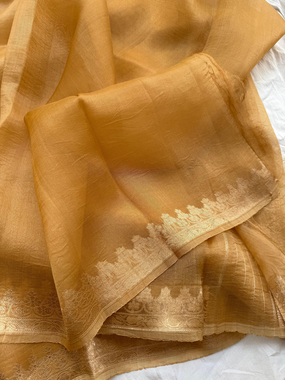 Pure Banarasi Kora Silk Saree with Small Kadhwa Butis | Aura Benaras
