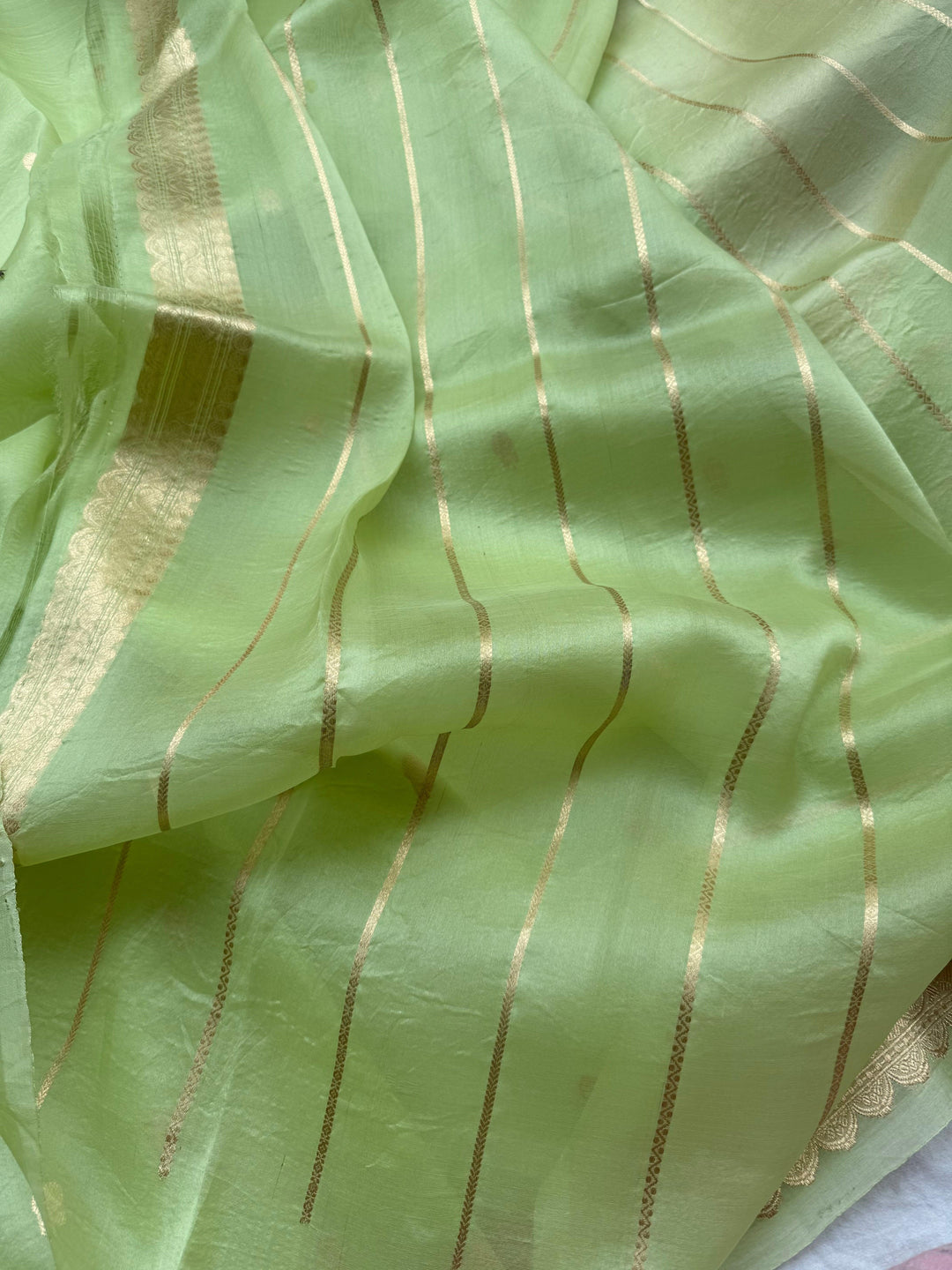 Buy Pure Banarasi Kora Silk Saree with Small Kadhwa Butis | Aura Benaras