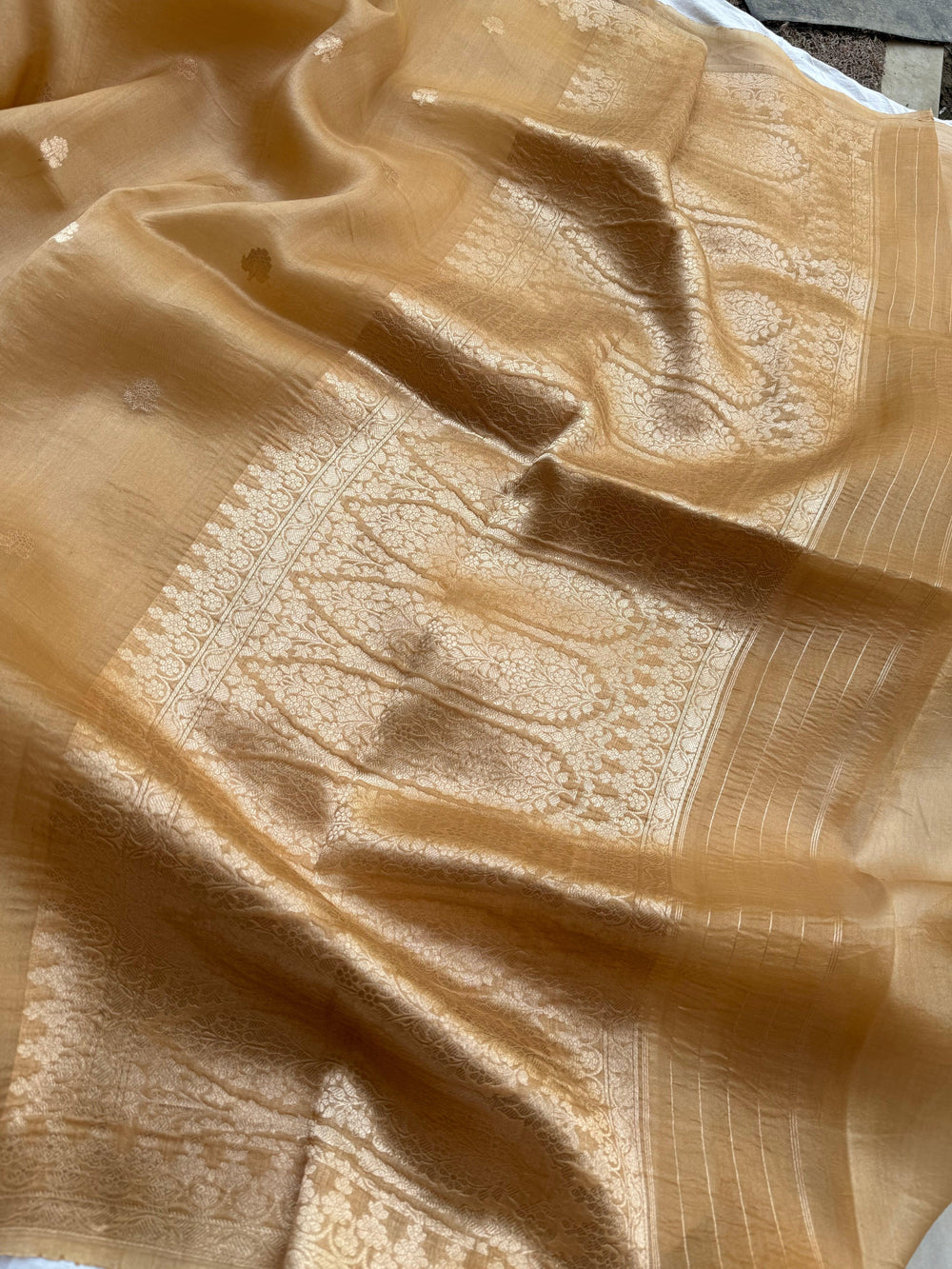 Pure Banarasi Kora Silk Saree with Small Kadhwa Butis | Aura Benaras