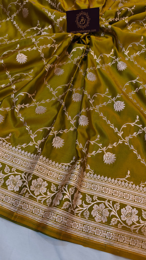 Mehandi Green Banarasi Handloom Satin SIlk Saree - Aura Benaras