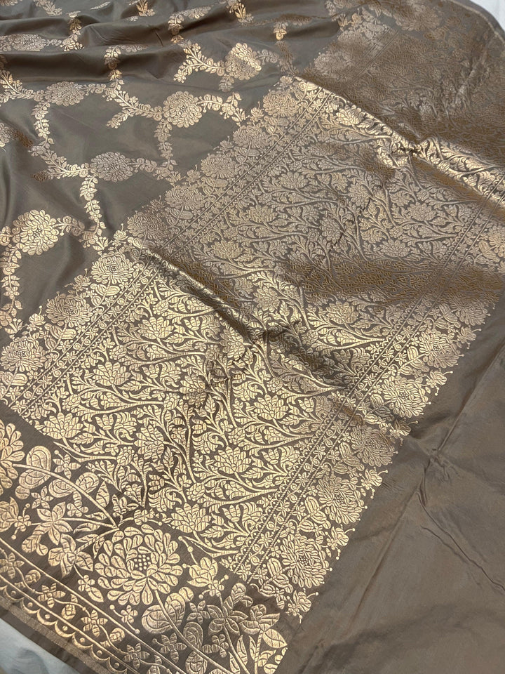 Elegant pallu woven with light golden zari, enhancing the floral jaal pattern of the pure Katan silk saree