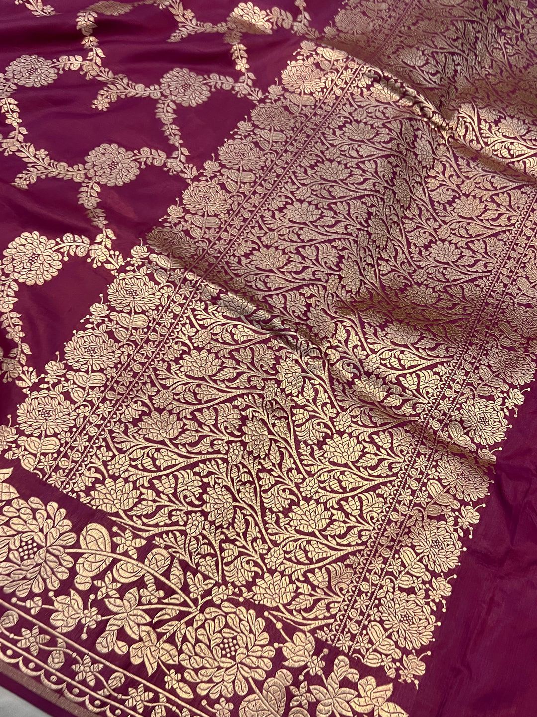 Elegant pallu woven with light golden zari, enhancing the floral jaal pattern of the pure Katan silk saree