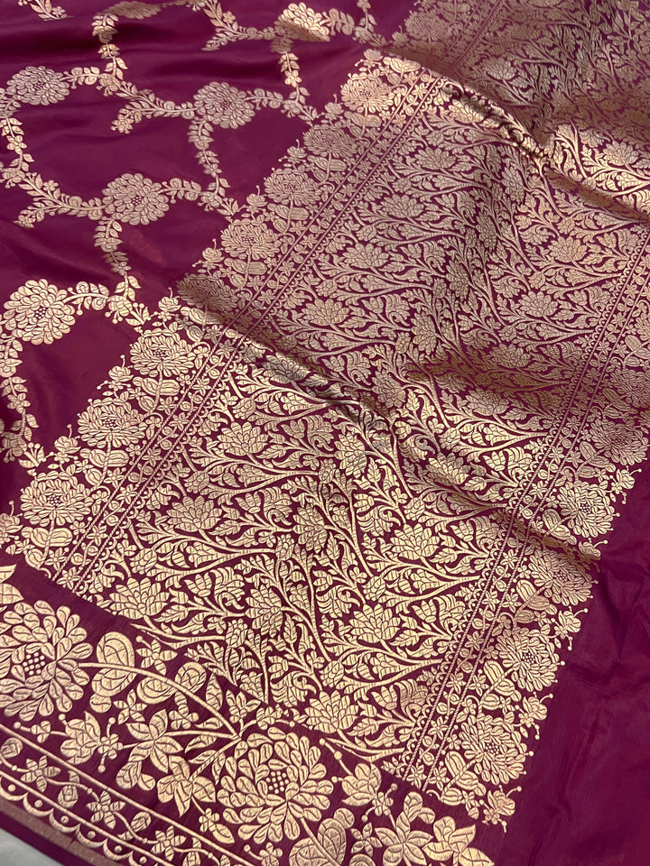 Elegant pallu woven with light golden zari, enhancing the floral jaal pattern of the pure Katan silk saree