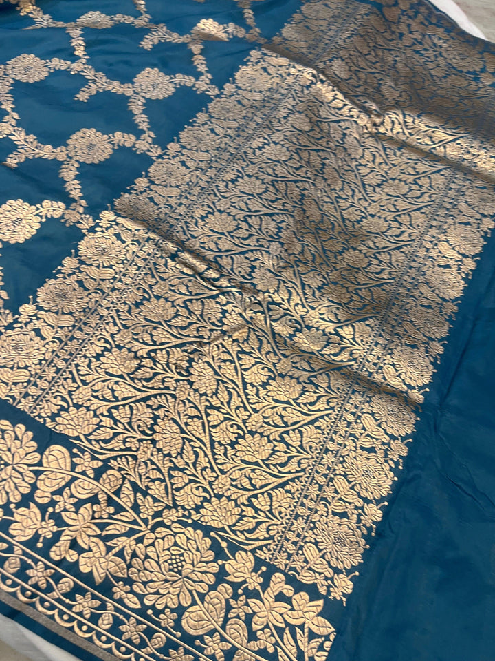 Elegant pallu woven with light golden zari, enhancing the floral jaal pattern of the pure Katan silk saree