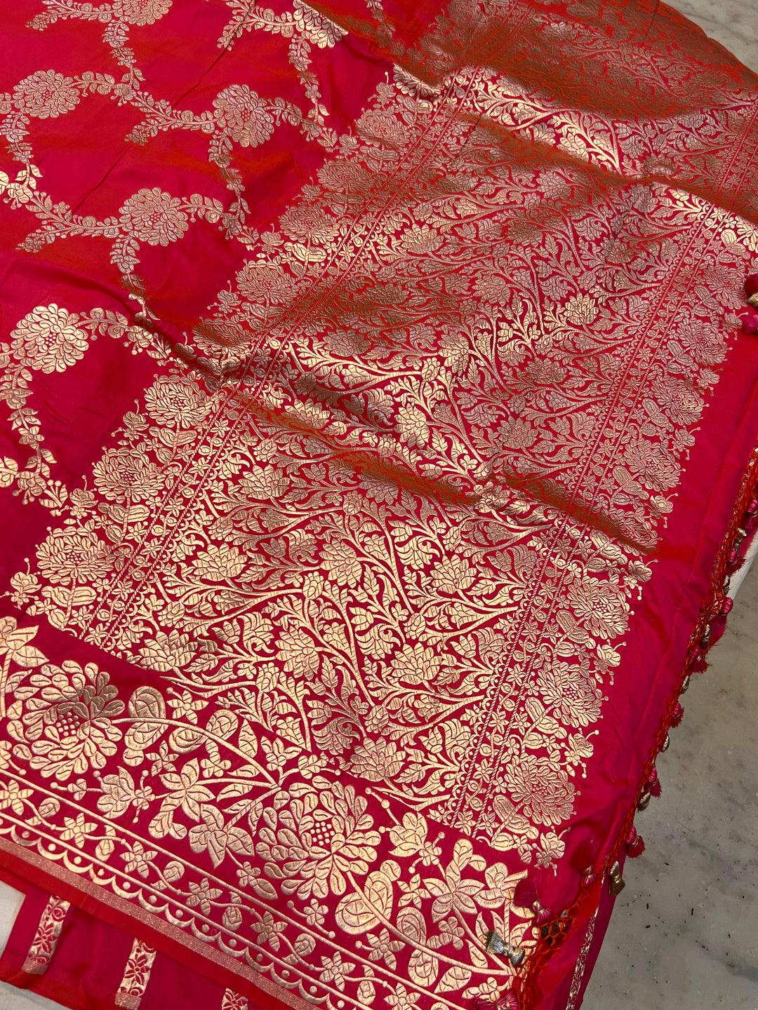 Elegant pallu woven with light golden zari, enhancing the floral jaal pattern of the pure Katan silk saree