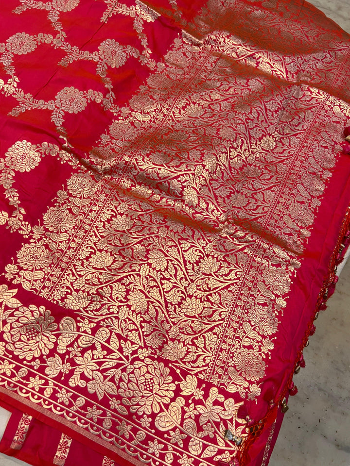 Elegant pallu woven with light golden zari, enhancing the floral jaal pattern of the pure Katan silk saree