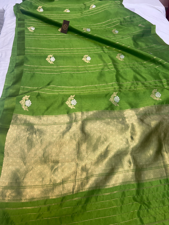 Mehendi Green Pure Banarasi Handloom Silk Sari - AuraBenaras