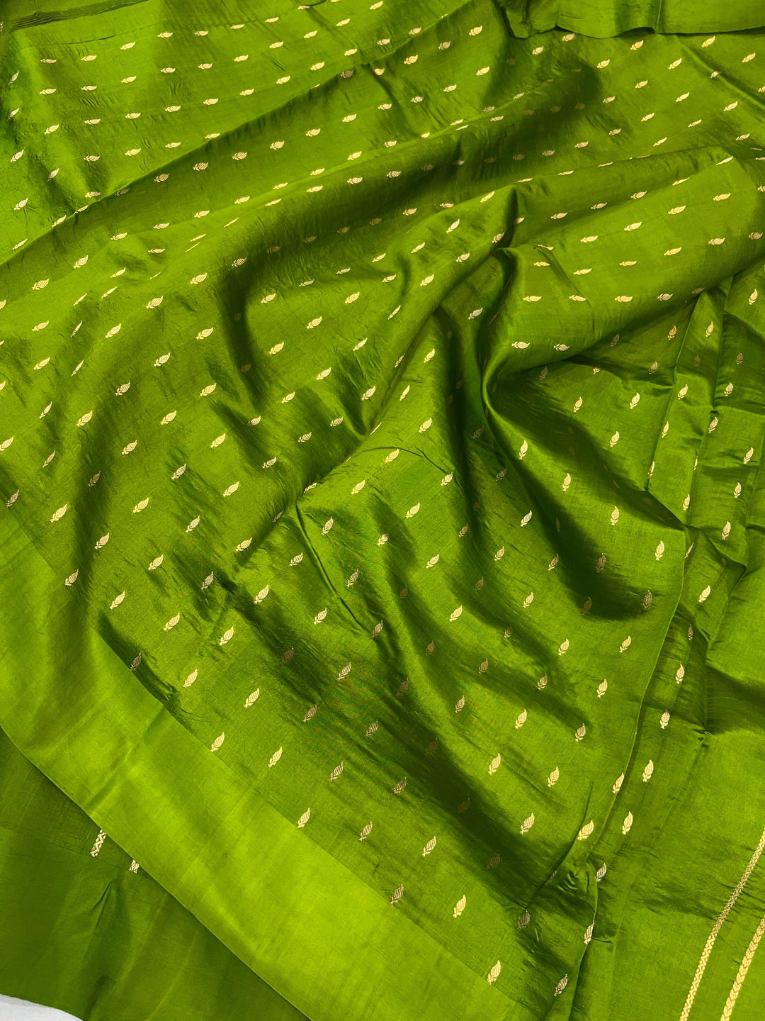 Mehendi Green Pure Banarasi Handloom Silk Saree - Aura Benaras