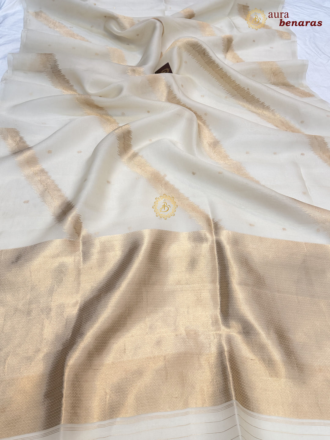 Off White Kora Silk Banarasi Saree with Kadwa Jaal – Aura Benaras