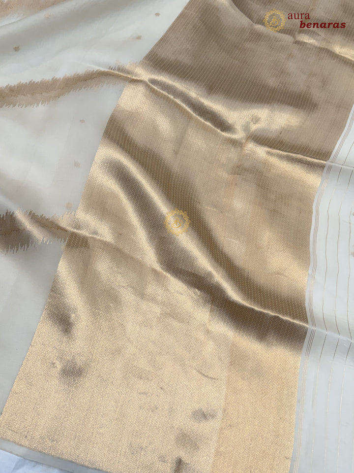 Off White Kora Silk Banarasi Saree with Kadwa Jaal – Aura Benaras