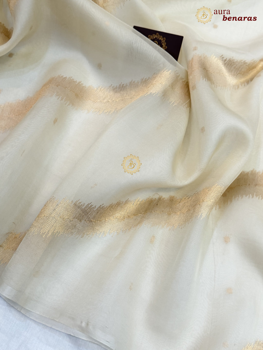 Off White Kora Silk Banarasi Saree with Kadwa Jaal – Aura Benaras
