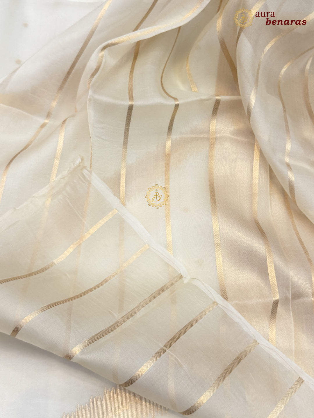 Off White Kora Silk Banarasi Saree with Kadwa Jaal – Aura Benaras
