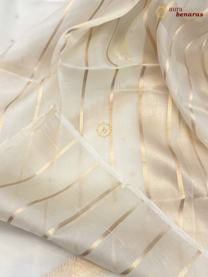 Off White Kora Silk Banarasi Saree with Kadwa Jaal – Aura Benaras