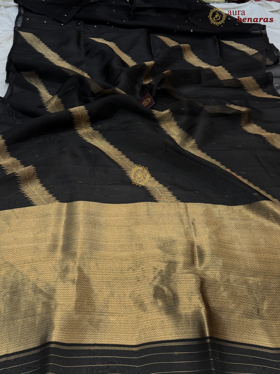 Black Kora Silk Banarasi Saree with Kadwa Jaal – Aura Benaras
