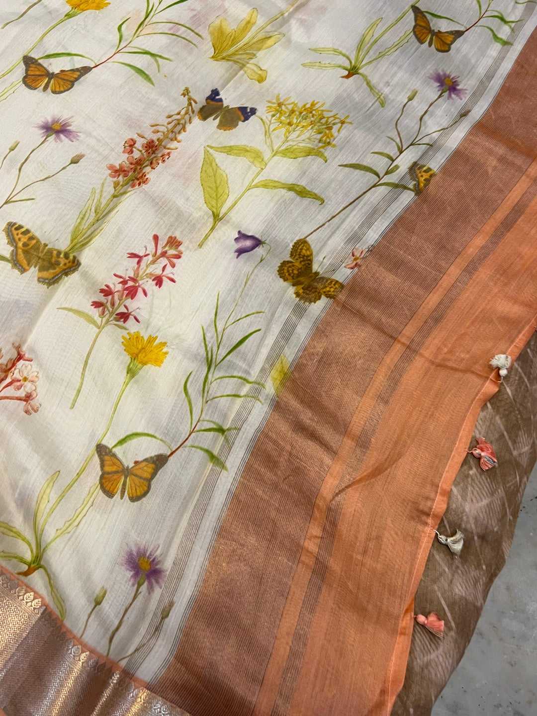 Cream Banarasi Handloom Chiniya Silk Saree - Aura Benaras