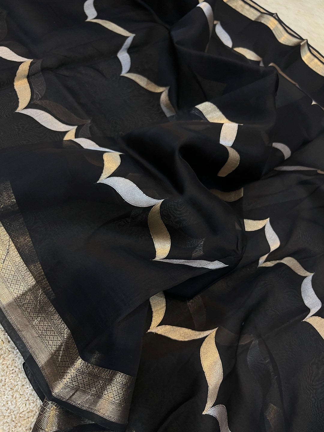 Black Banarasi Handloom Kora Silk Saree - Aura Benaras