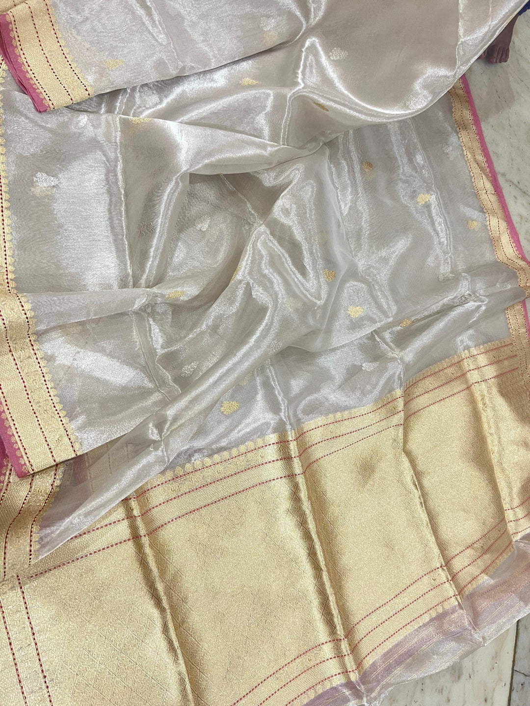 White Banarasi Handloom Organza Tissue Silk Saree - Aura Benaras
