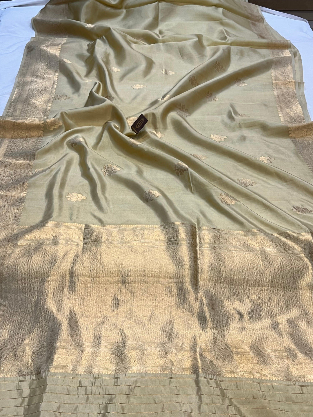 Buy Golden Pure Banarasi Handloom Silk Saree Online | Aura Benaras
