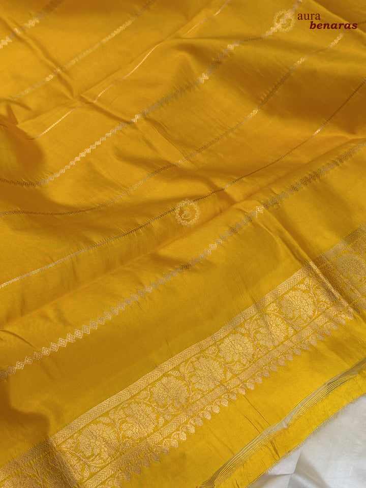Buy Off White Pure Banarasi Handloom Silk Saree Aura Benaras