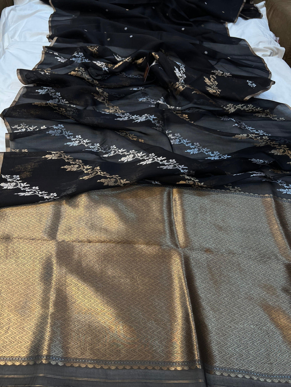 Black Banarasi Handloom Kora Silk Saree - Aura Benaras