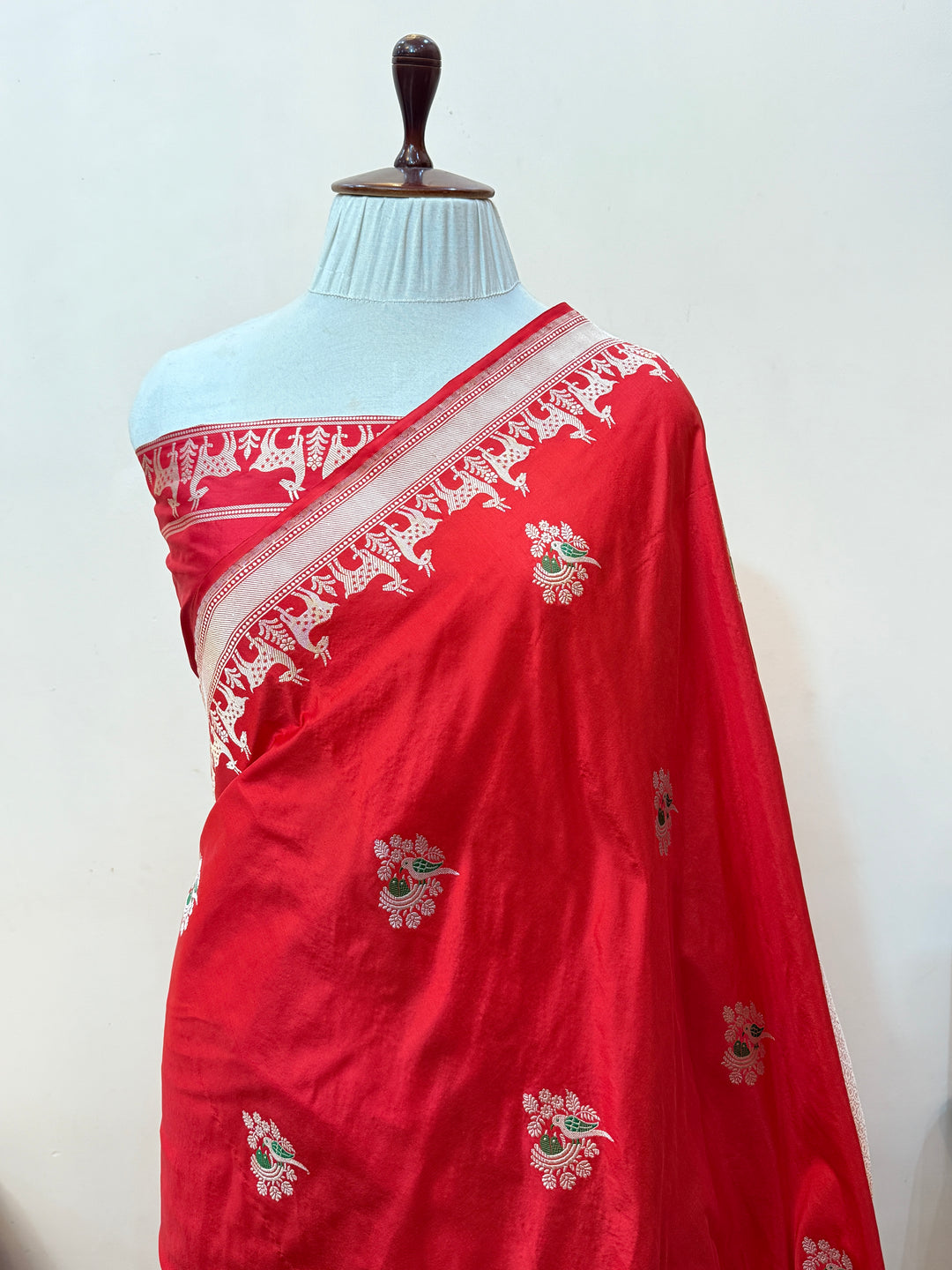 Red Katan Silk Handloom Banarasi Saree – Aura Benaras