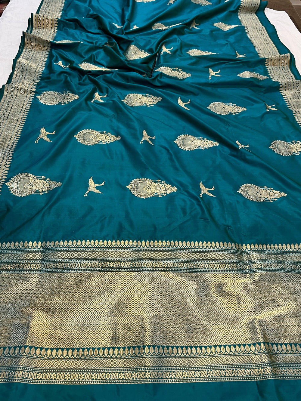Buy Rama Green Banarasi Handloom Katan Silk Saree | Aura Benaras