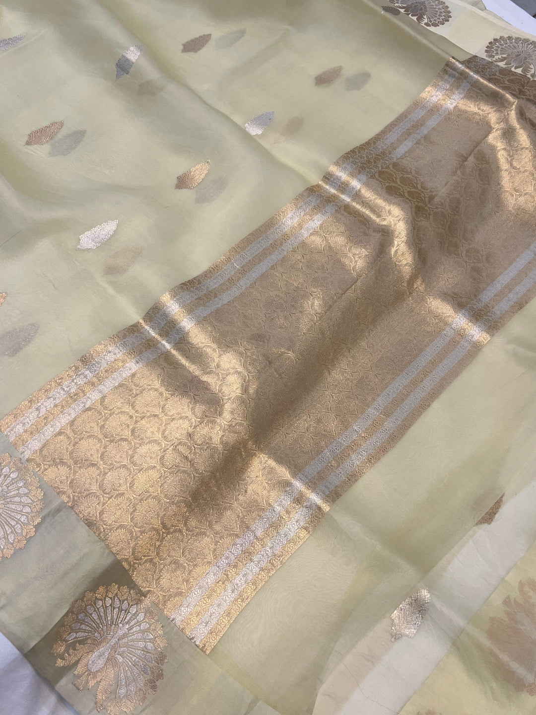 Cream Banarasi Handloom Kora Silk Saree - Aura Benaras