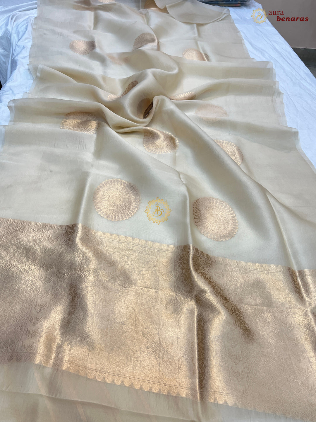 Off White Pure Banarasi Handloom Silk Saree - AuraBenaras
