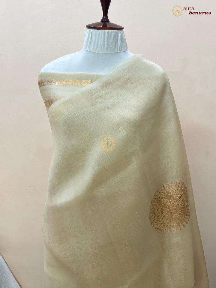 Off White Pure Banarasi Handloom Silk Saree - AuraBenaras