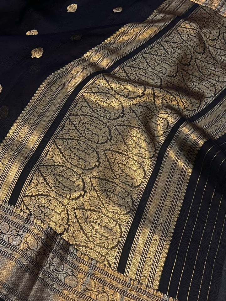 Pure Banarasi handloom Kora silk saree by Aura Benaras, featuring intricate Kadhwa butas and a beautiful traditional Banarasi border—ideal for weddings, festive wear, and special occasions.