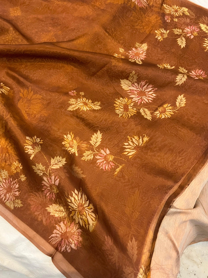 Pure Banarasi handloom Kora silk saree by Aura Benaras featuring floral digital print, designer borderless design, and a matching Chiniya silk blouse piece—perfect for festive and elegant occasions.