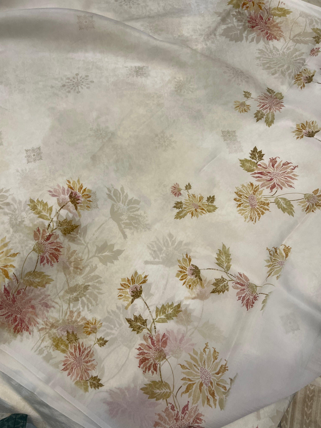 Pure Banarasi handloom Kora silk saree by Aura Benaras featuring floral digital print, designer borderless design, and a matching Chiniya silk blouse piece—perfect for festive and elegant occasions.