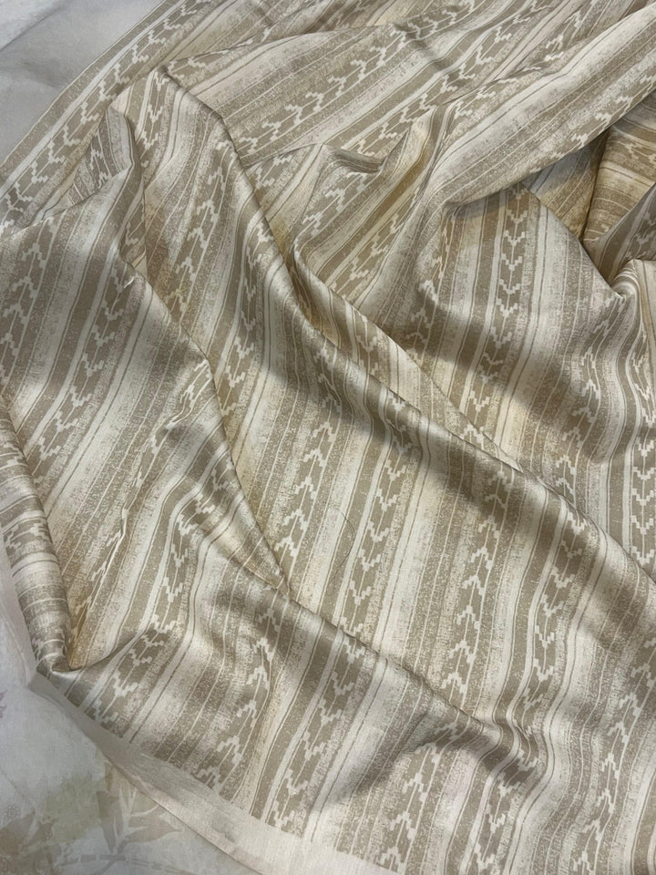 Pure Banarasi handloom Kora silk saree by Aura Benaras featuring floral digital print, designer borderless design, and a matching Chiniya silk blouse piece—perfect for festive and elegant occasions.