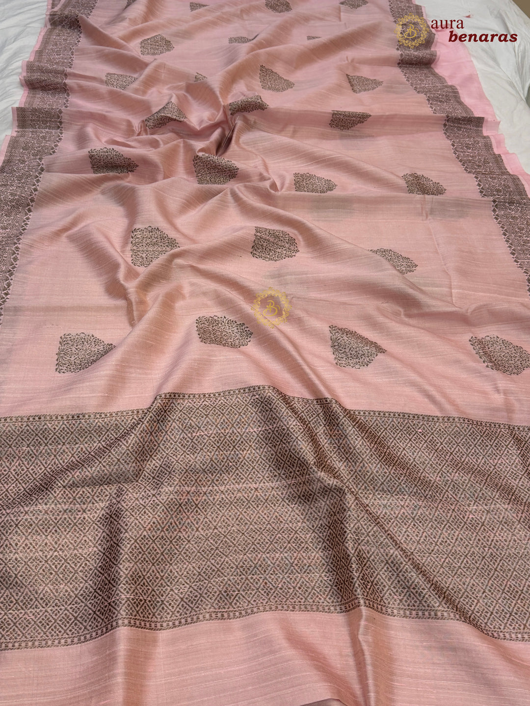 Pastel Peach Raw Silk Banarasi Saree – Kadhwa Floral Design