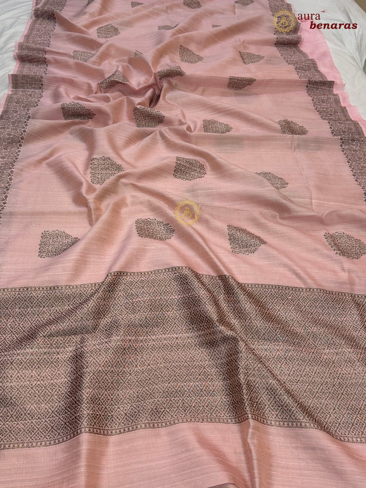 Pastel Peach Raw Silk Banarasi Saree – Kadhwa Floral Design