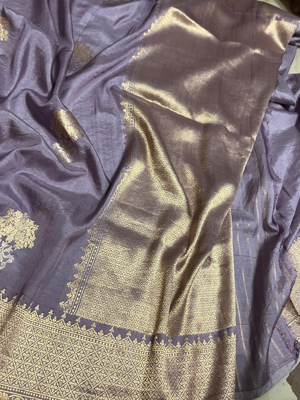 Handwoven pallu with Kadhwa detailing on Banarasi silk saree