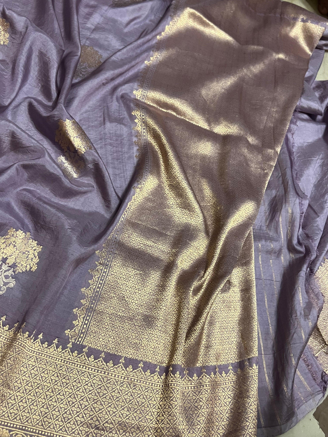 Handwoven pallu with Kadhwa detailing on Banarasi silk saree
