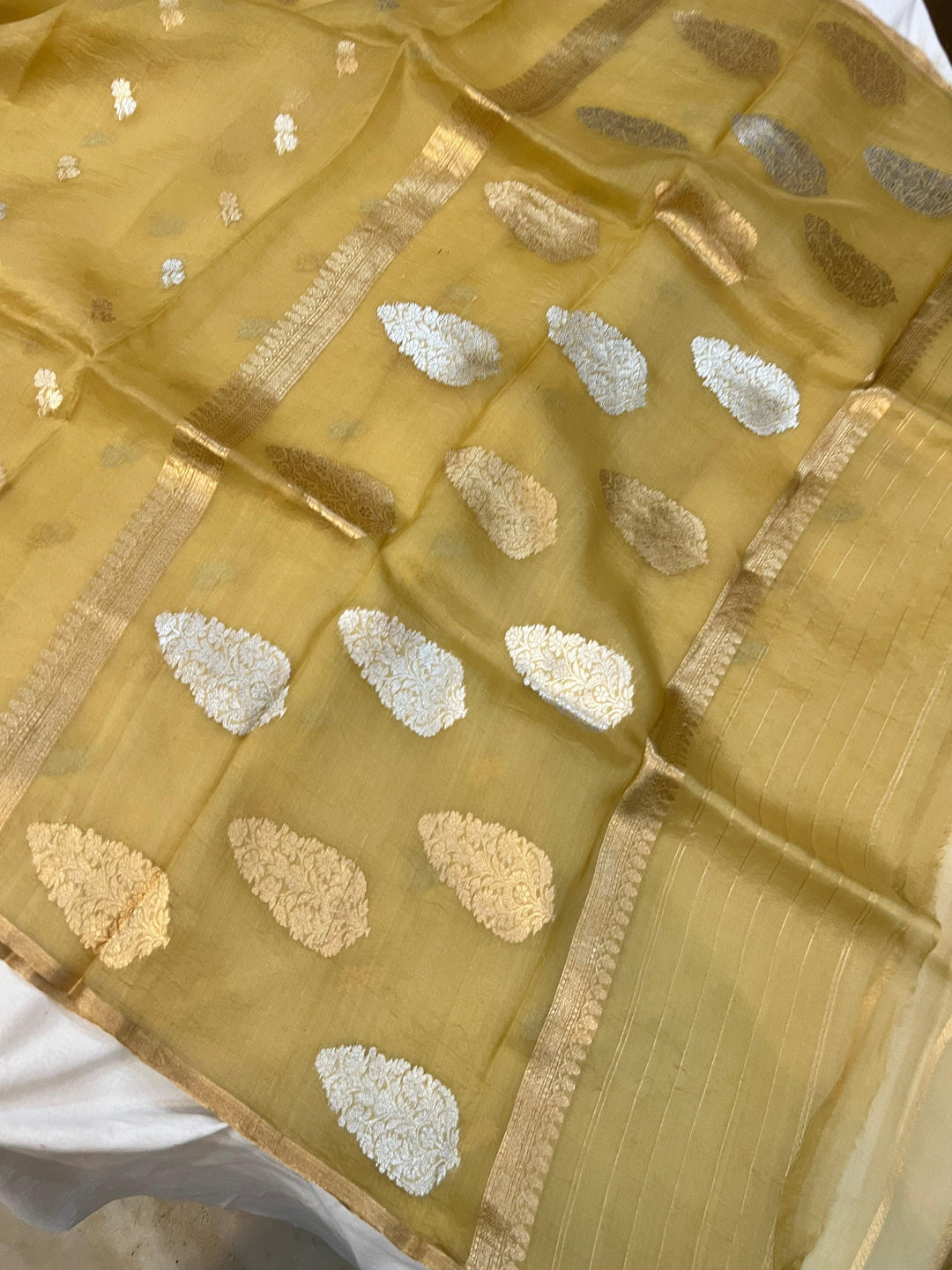 Cream Banarasi Handloom Kora Silk Saree - Aura Benaras