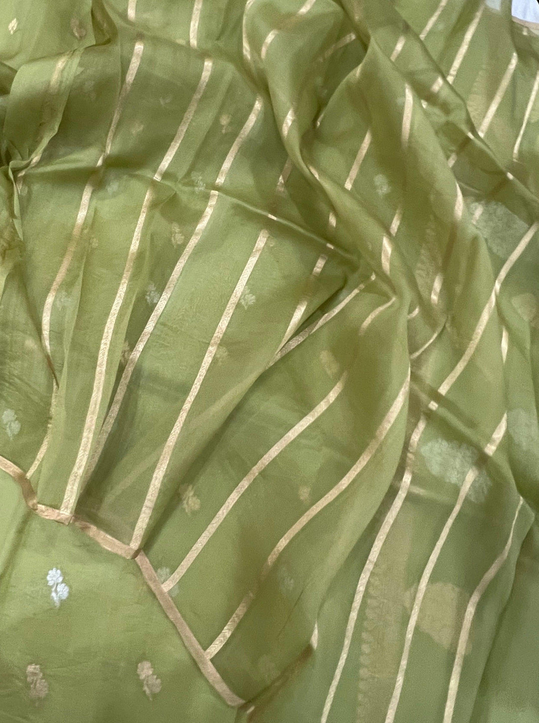 Mehendi Green Banarasi Handloom Kora Silk Saree - Aura Benaras