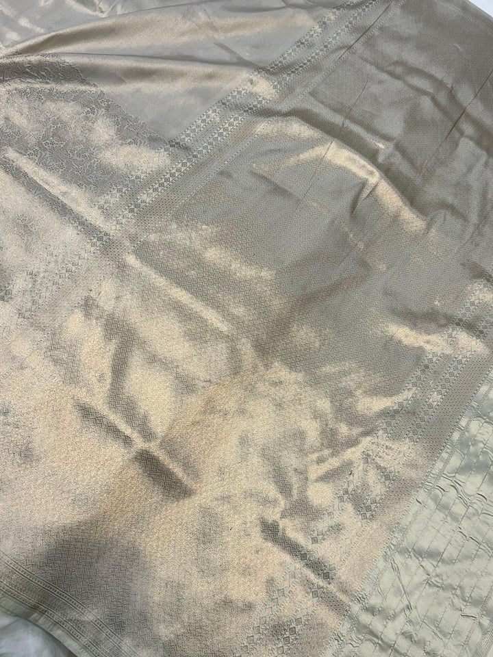 Rich pallu complementing the floral brocade work and plain upper half of the Katan silk saree