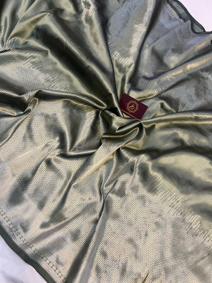 Detailed geometric brocade pattern with woven lines and 3D dots on pure Katan silk Banarasi saree