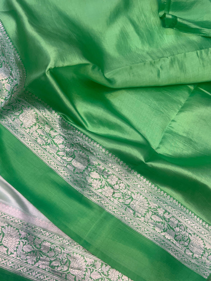 Plain blouse piece included with silver zari Banarasi handloom saree