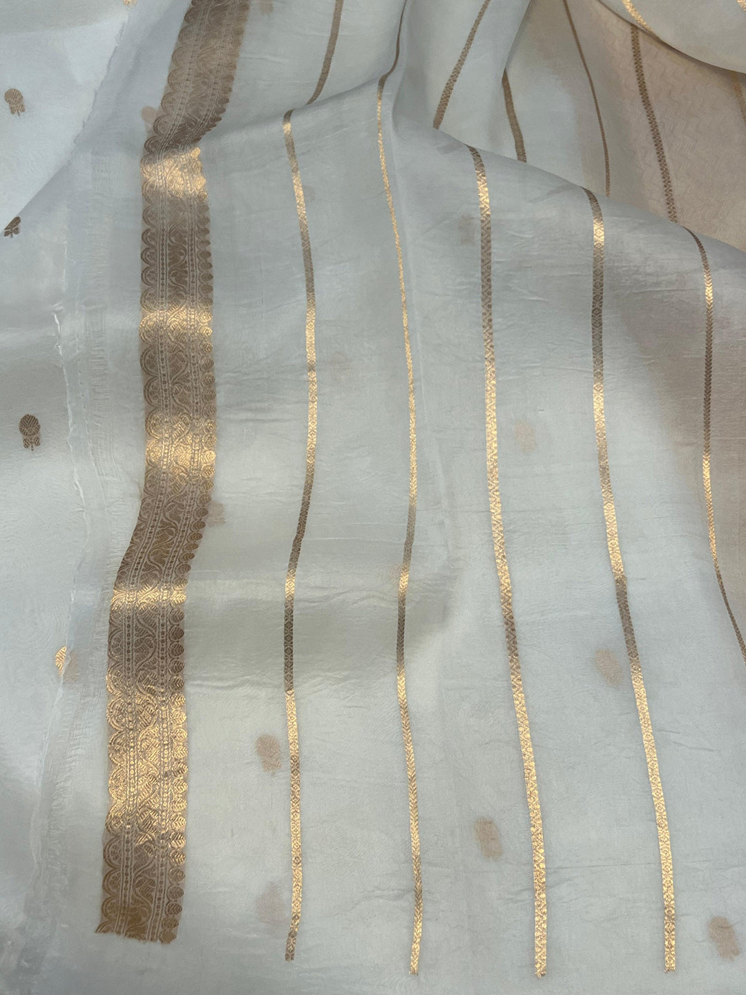 Plain unstitched blouse piece paired with the handloom Banarasi Kora silk saree