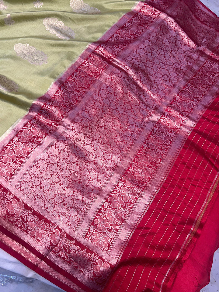 Designer pallu with intricate golden zari work on Banarasi silk saree