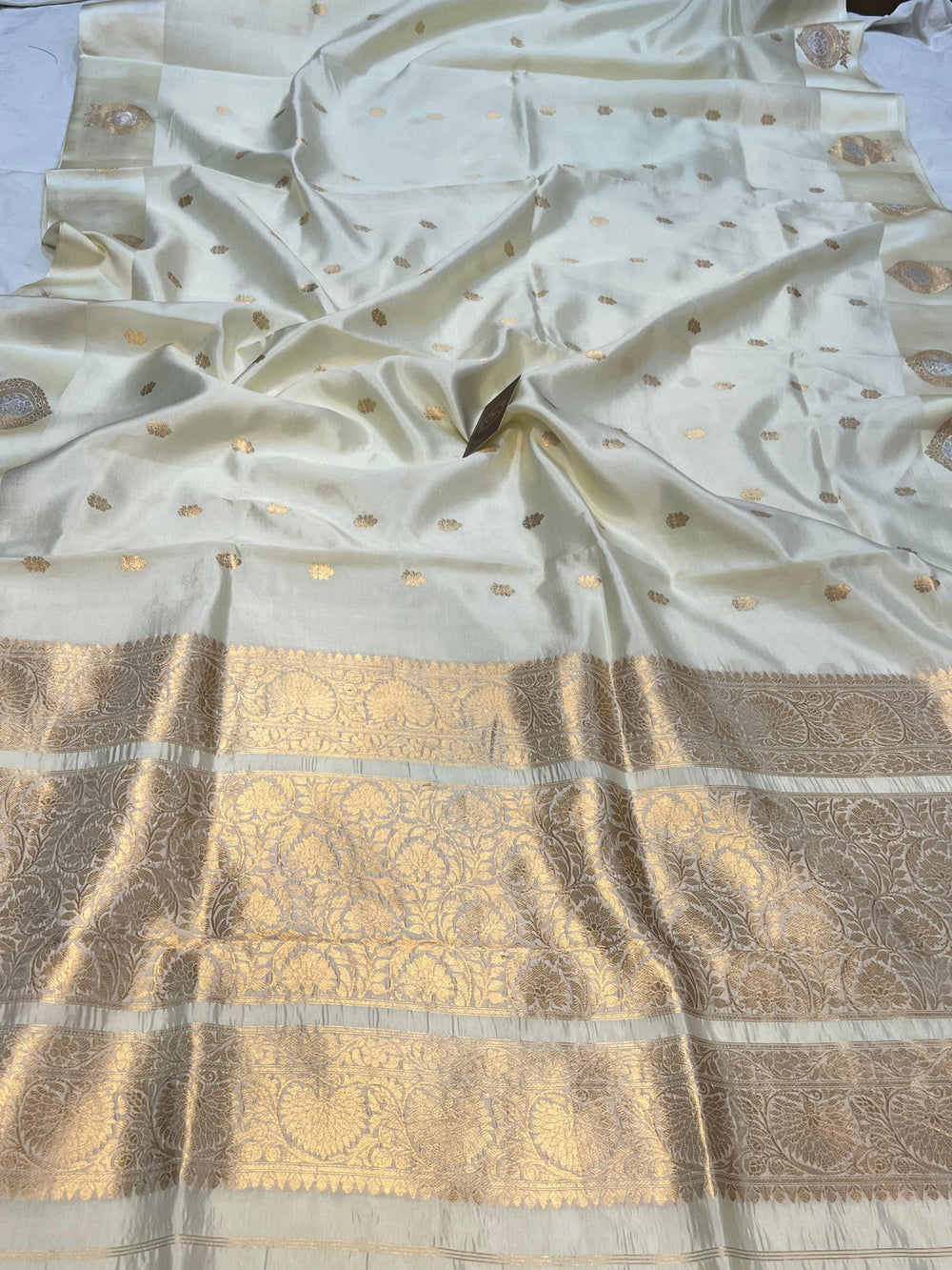 Cream Pure Banarasi Handloom Silk Saree - Aura Benaras