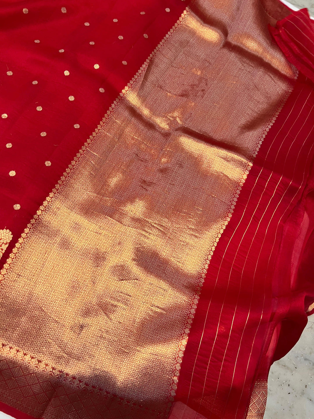 Elegant pallu with signature Banarasi Konia designs and delicate zari weaving