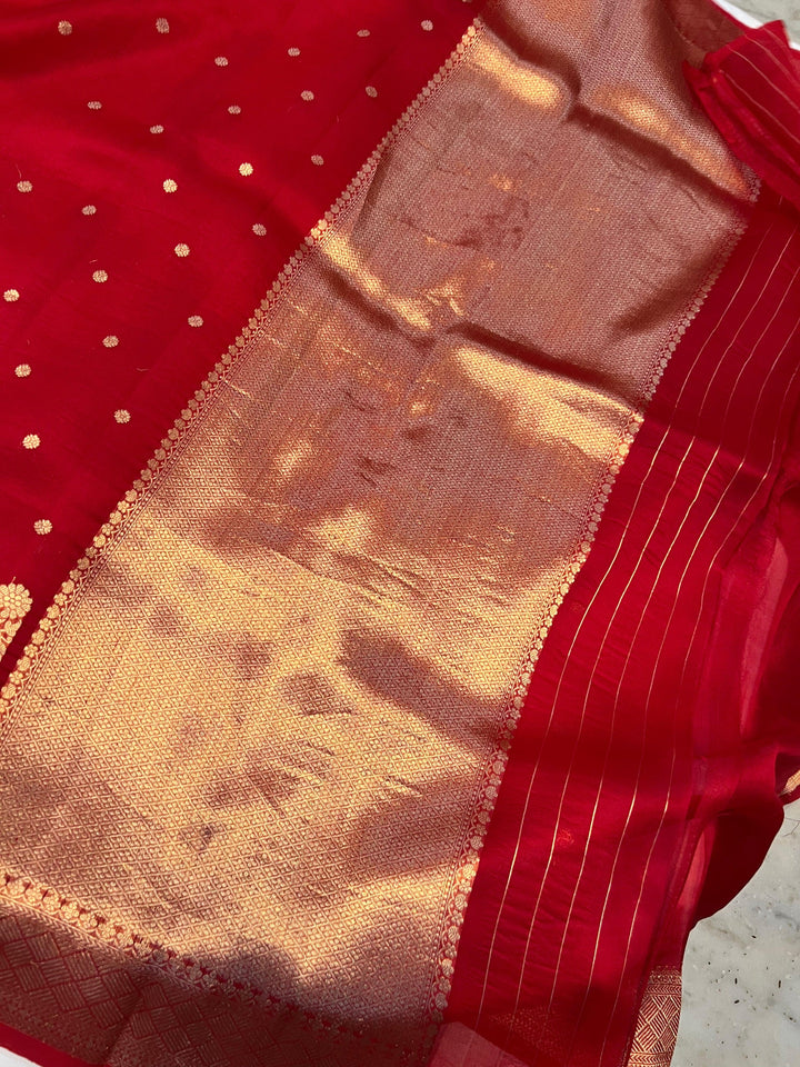 Elegant pallu with signature Banarasi Konia designs and delicate zari weaving